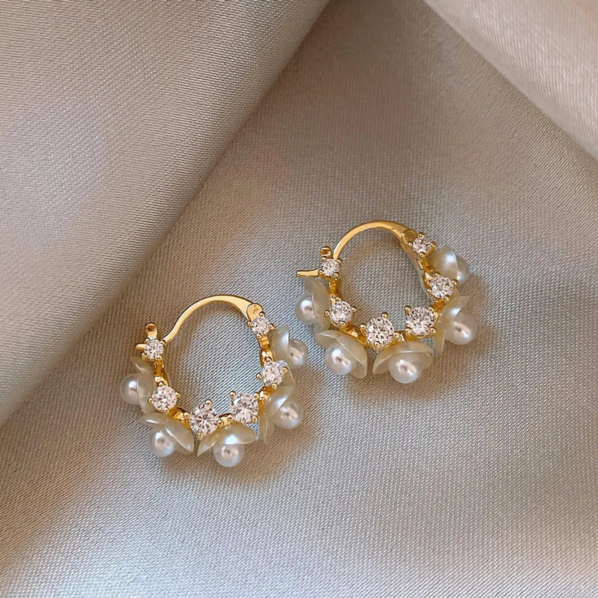 Ear Clip Pearl Flower